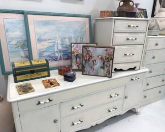 Dresser set