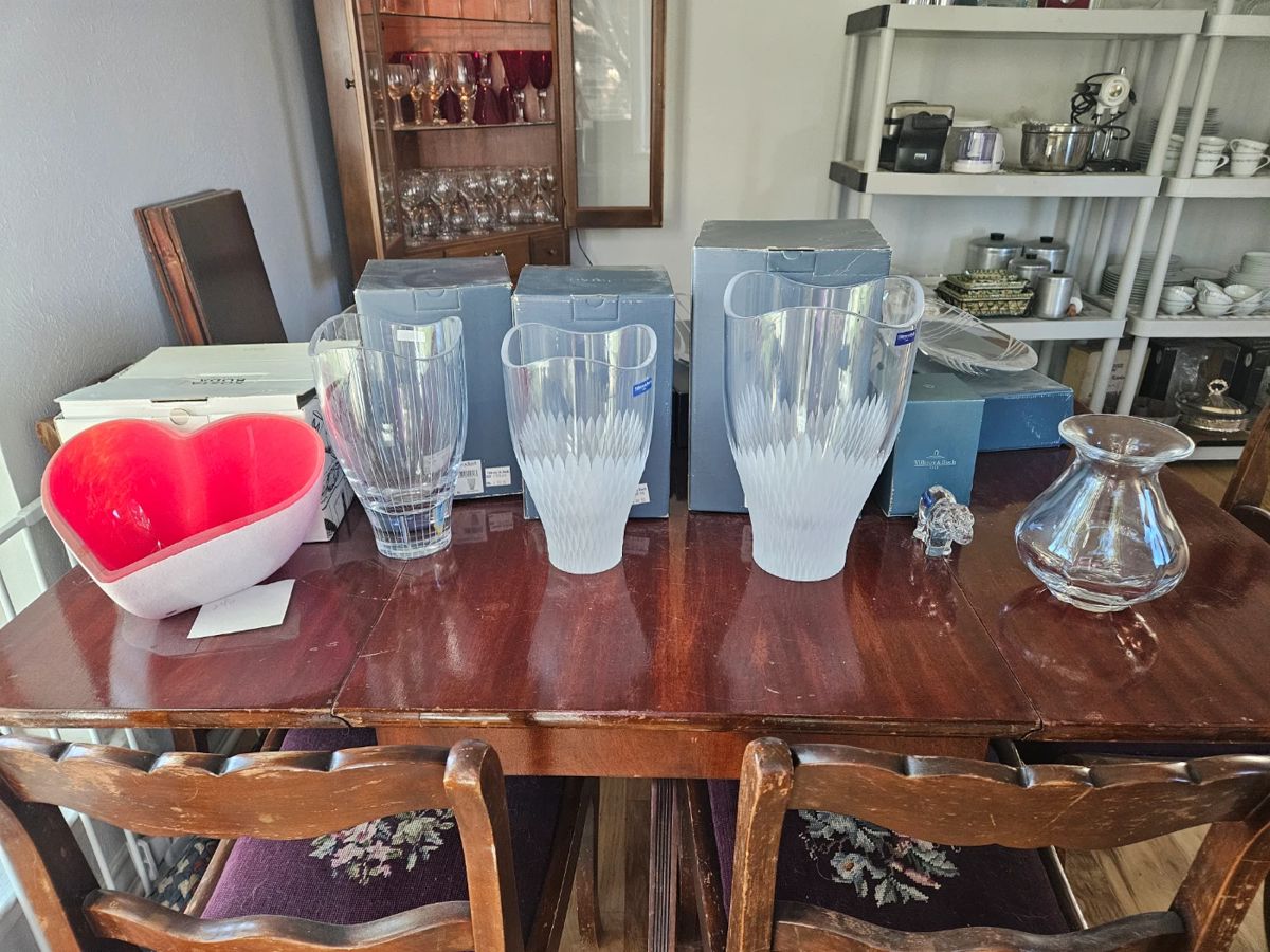 Vintage Duncan Phyfe table and 6 chairs, Kosta Bota heart bowl, Villeroy & Boch Crystal, Val St. Lambert Crystal vase