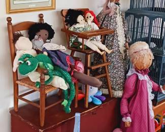 Small blanket box, dolls.