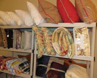 Bed & Decorative Pillows, Quilts, Blankets