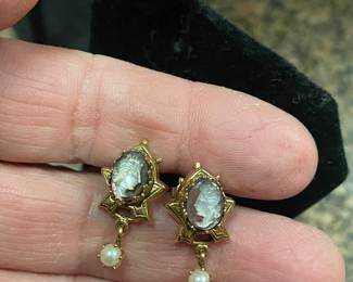 CLOSER LOOK 14K CAMEO AND PEARL 