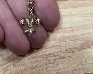 14 k gold fleur de lis pendant $125