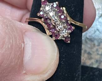 10 KP  RING W/ STONES -POSSIBLE RUBIES AND DIAMONDS  - ESTATE PIECE  $225