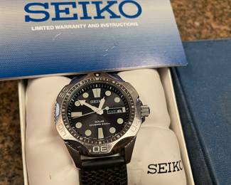 GREAT MENS GIFTS  !!    AS NEW SEIKO MENS WATCH W/ BOX   $275