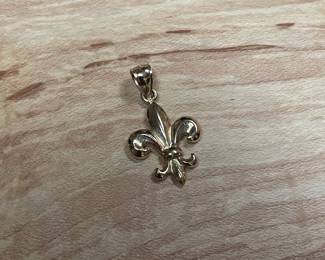 14 k gold small fleur de lis pendant $125