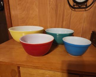 Pyrex nesting bowls