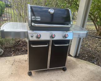 Awesome Weber grill comes with a cover and a propane tank
