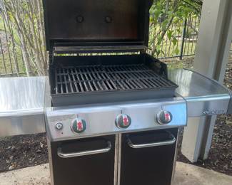 This shows the inside of the Weber grill