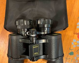 Bushnell Insta focus binoculars with case. These look like they are new.!