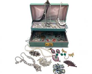 77 VintageJewelryBoxFilledwVintageJewelryRhinestoneBrooches