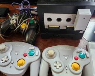 Nintendo GameCube w 3 Controllers, 12 games,Gameboy Advance w Disk, 2 Memory Cards, accessories