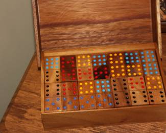 Wood box w/wood dominoes 