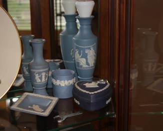 5 pieces of blue Wedgewood 