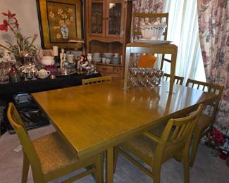 MCM dining table w/1 leaf & 6 chairs