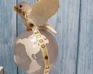 Fitz Floyd  Charming Tails  Peace On Earth Ornament  Retired