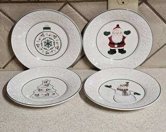 Pfaltzgraff Winterberry 8 Inch Plates 