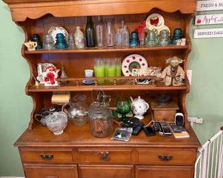 vintage Temple-Stuart or Hale Company china hutch, likely made of solid maple or other high-quality wood, in a colonial style.antique wooden hutch, potentially in a country or farmhouse style.