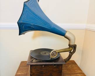 Antique Gramaphone uses a needle that traces a groove on a spinning disc, with the vibrations then acoustically amplified through the large horn. With records