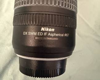 Nikon AF Nikkor 70-300mm f/4-5.6G zoom lens.
It is a telephoto zoom lens with a focal length range of 70-300mm.