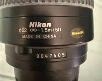 Nikon AF Zoom-Nikkor 70-300mm f/4-5.6G lens.
It is a telephoto zoom lens designed for Nikon SLR cameras.