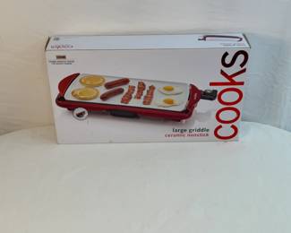 Dash Deluxe Everyday Electric Griddle.
Features a spacious 20" x 10.5" nonstick cooking surface, ideal for large meals.