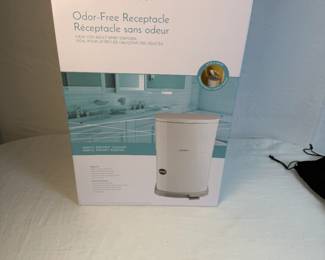 Janibell Akord Slim adult diaper disposal system.
It features an advanced double-sealing system designed to lock in odors.