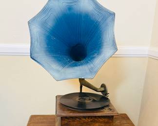 Antique Gramaphone uses a needle that traces a groove on a spinning disc, with the vibrations then acoustically amplified through the large horn.