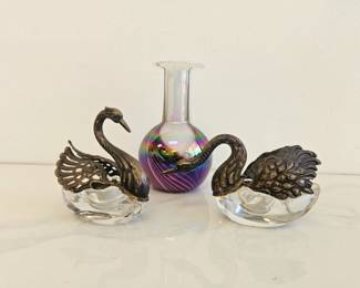 Lot 9410 The Glass Eye Art Glass Vase  Vintage Swan Salt Cellars