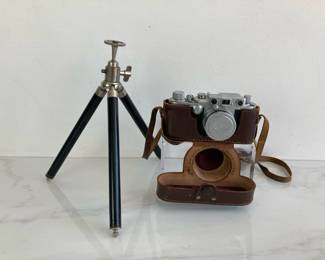 Lot 9276 Vintage Lecia SLR Film Camera IIIc  miniature tripod
