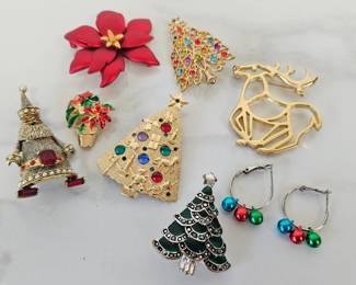 Lot 9319 Vintage Christmas Brooches  Earrings