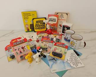 Lot 9395 Vintage Peanuts Charlie Brown Snoopy Books Toys Mugs