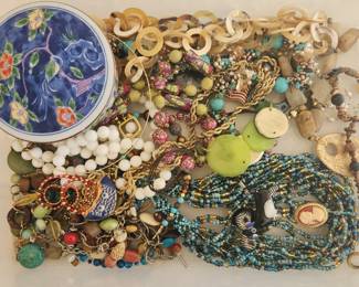 Lot 9443 Costume Jewelry  Trinket Box