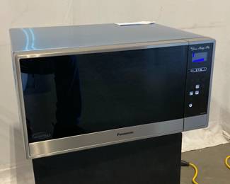 Lot 9536 Panasonic Genius Prestige Plus Microwave