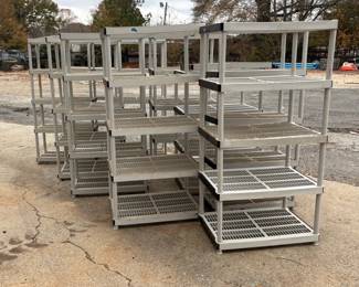 10 Plastic Customizable Shelves 