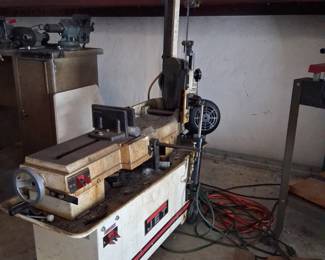 Belt saw for chopping metal