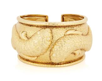 16
An 18K Gold Fish Cuff
Of a high-profile relief design featuring a Pisces motif of two fish swimming in opposite directions

Measures: 6 in., Gap: 1/2 in., Width: 1 1/2 in.
101.4 grams gross
Estimate: $15,000 - $20,000