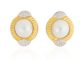 107
A Pair of 18K Bi-Color Gold, Mabe Pearl and Diamond Earclips
Featuring two mabe pearls measuring approximately 16.10 mm, accented by round diamonds weighing approximately 1.08 carats all set in a molded gold frame
2 pieces

Measures: 1 1/4 in.
19.80 grams gross
Estimate: $1,800 - $2,500