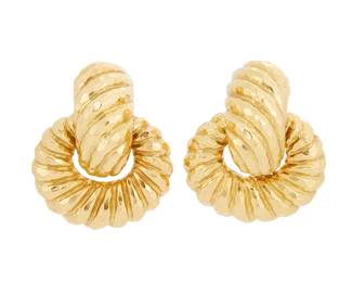 146
David Webb: A Pair of 18K Gold Earclips
Featuring interlocking ovals of textured gold in a door knocker style design, signed Webb
2 pieces

Measures: 1 1/4 x 1 in.
37.5 grams gross
Estimate: $6,000 - $8,000
