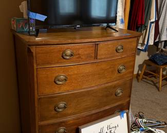 Nice dresser. Tv. 