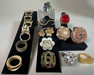Large Group Of Costume Jewelry Rings (22)