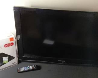 Flatscreen 32 Inch Monitor and Flatscreen Digital Antenna