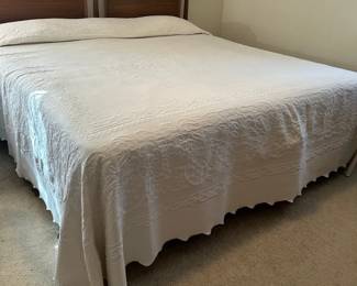 Classic King Size Matelasse Bedspread  5 Decorative Pillowcases