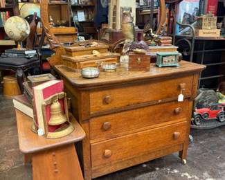 vintage dresser (3-drawer) 