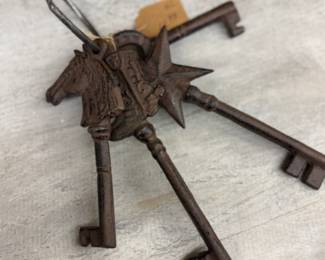 Metal decorative key set