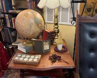 vinage end table, globe, brass lamp