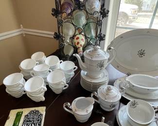 Wine rack, milk glass cups