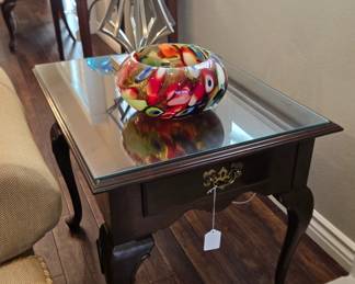 Ethan Allen side table and art glass & lamp
