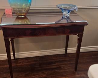 Thos lovely antique extendable side table to dining table comes with a glass top when stored & 4 leaves! 