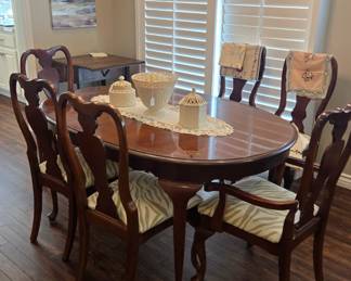 Beautiful Ethan Allen dining table with 6 chairs 
