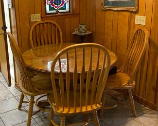Dining set with 4 chairs and glass top. 